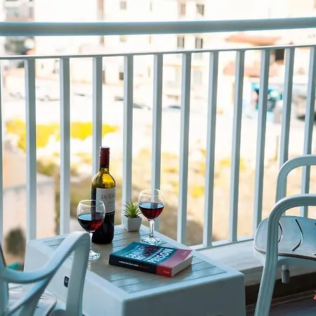 A Stylishly Chic Сент-Полс-Бей