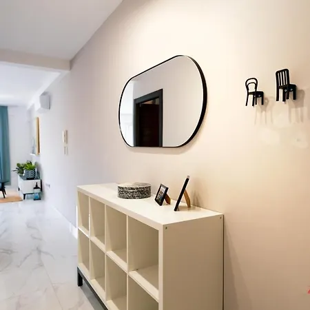 A Stylishly Chic Апартаменты